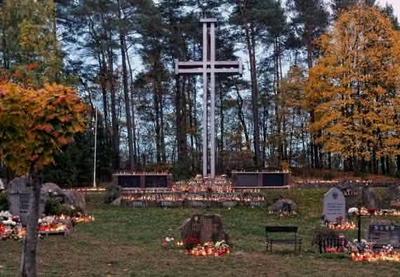 Sprzątanie cmentarza